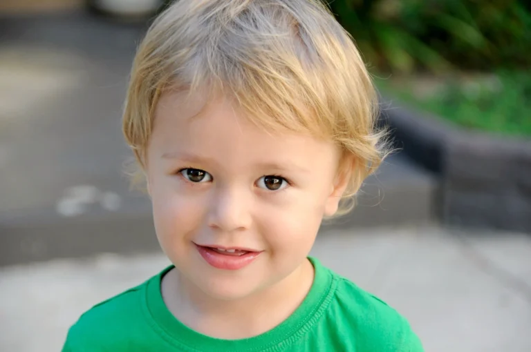 Detailed list of four-syllable boy names featuring longer, rhythmic, and sophisticated options with a distinctive flow